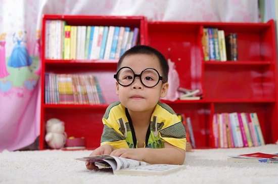 bambino con occhiali