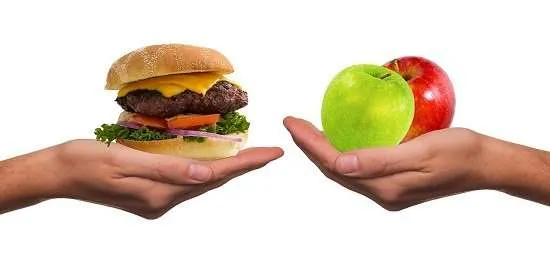hamburger e mele su mani sale bambini