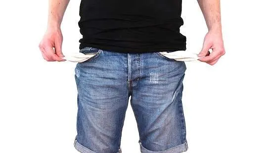 uomo con tasche vuote