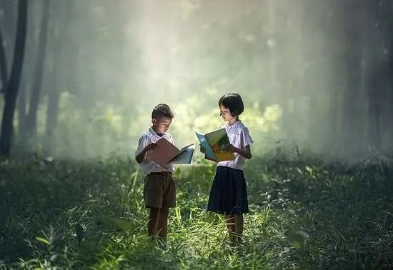 bambini che leggono libri