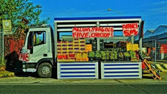 frutta e verdura in vendita su camioncino
