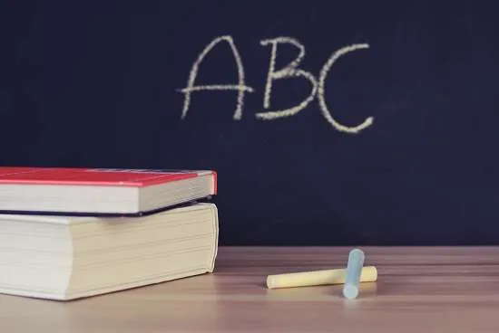 scuola lavagna con lettere ABC
