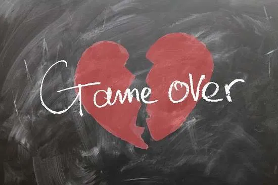 game over scritto su cuore spezzato