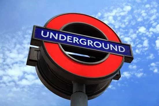 cartello stazione metropolitana