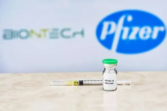 vaccino covid 19 su logo biontech pfizer