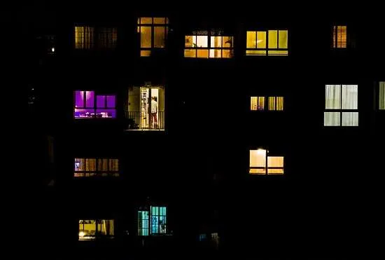 covid19 condominio illuminato di notte