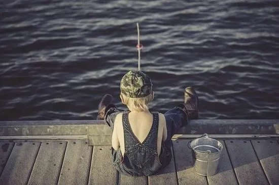 bambino che pesca