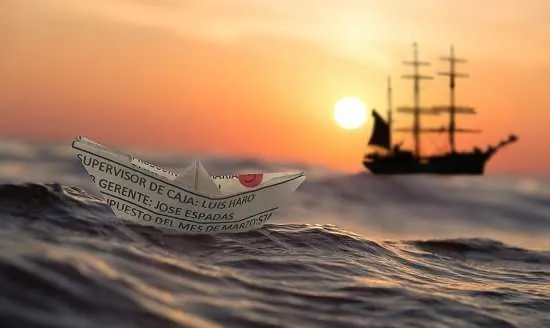 barca di carta al tramonto