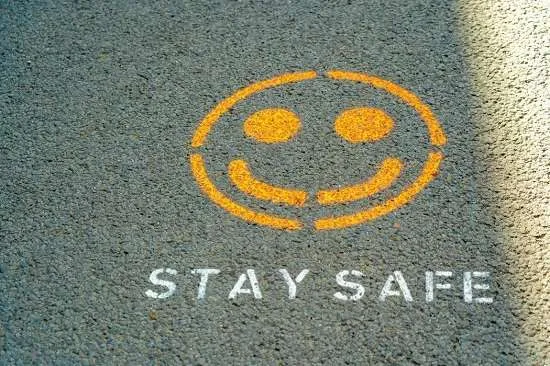 stay safe scritta su marciapiede