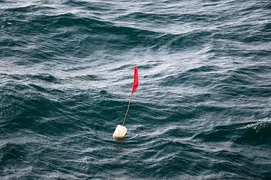 bandiera rossa in mare