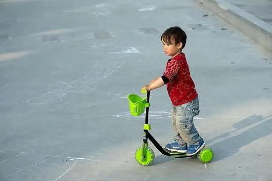 bambino su bici verde