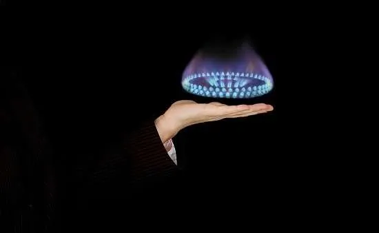 mano sotto fiamma gas