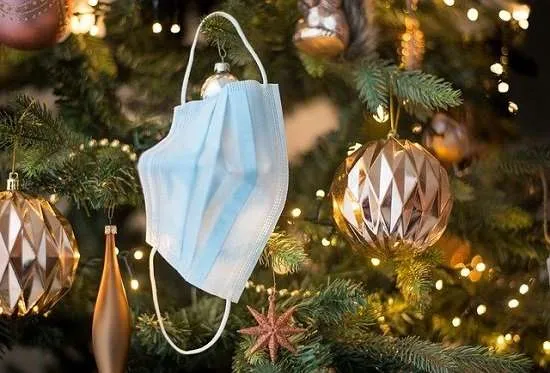 mascherina su albero di natale