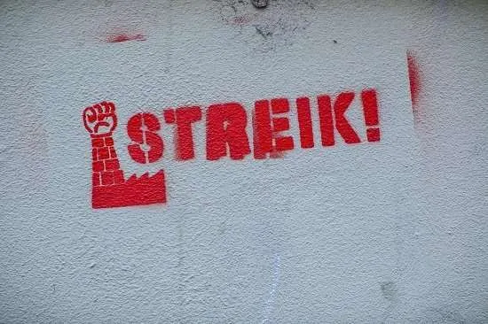 strike scritta rossa su muro