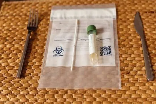 tampone a tavola con coltello e forchetta