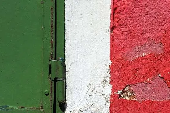 colori bandiera italiana su muro scrostato