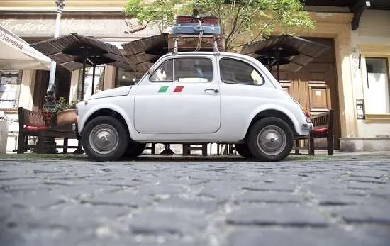 fiat 500 con bandierina italiana