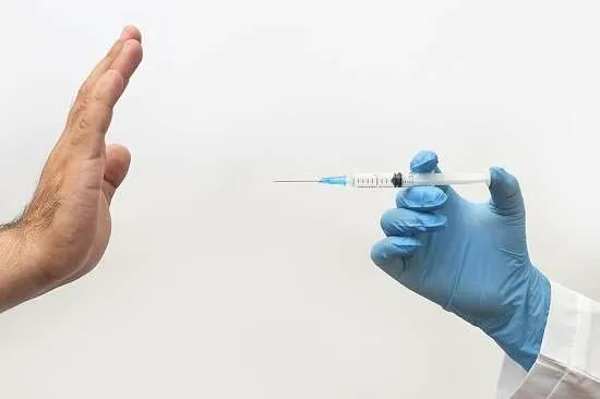 no vax: mano contro vaccino