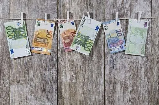 euro stesi ad asciugare