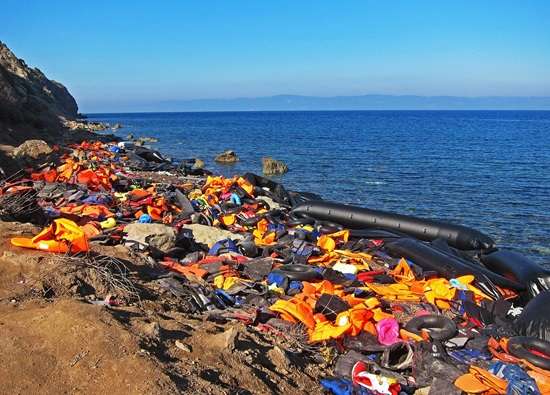 spiaggia rifiuti migranti