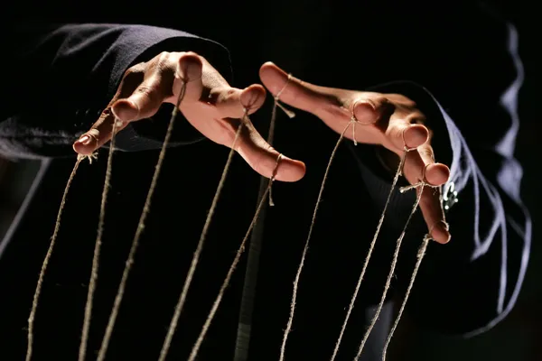 burattinaio che tira fili