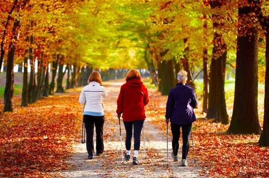esercizio fisico. tre persone che passeggiano