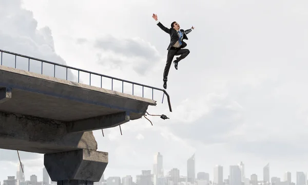 uomo su ponte interrotto