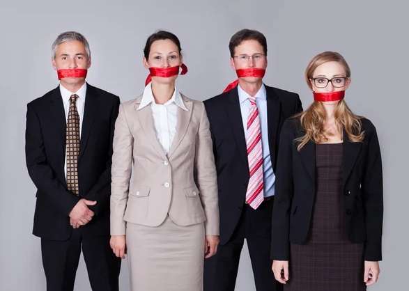 persone imbavagliate