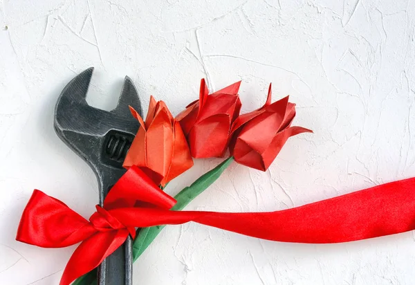 1 maggio chiave inglese con nastro rosso