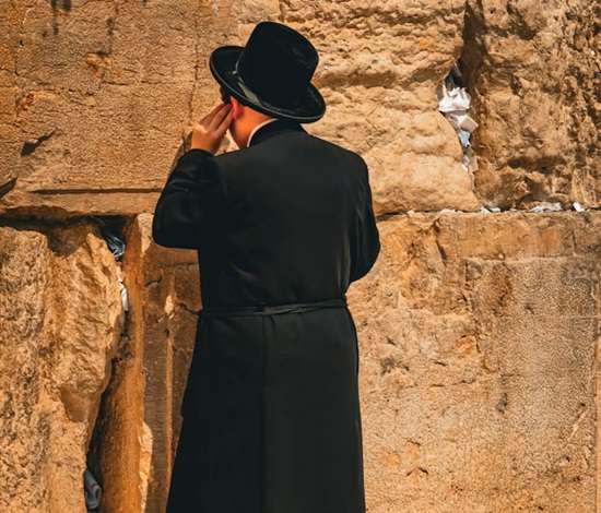uomo davanti muro del pianto gerusalemme